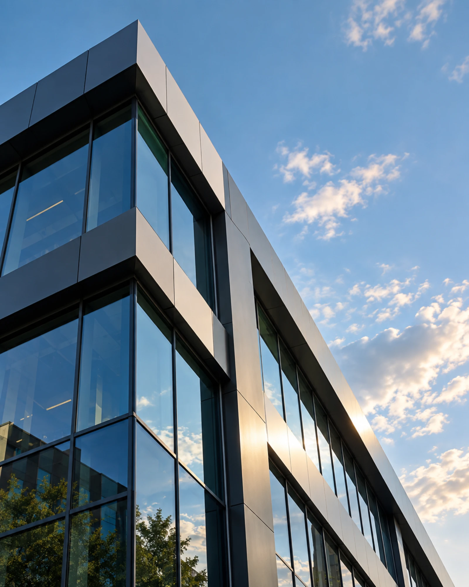 Moderne Glasfassade eines Bürogebäudes im Abendlicht